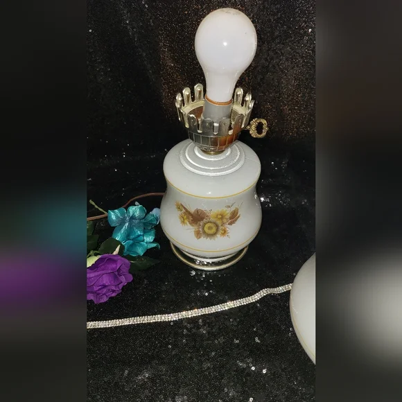 Vintage Victorian Hurricane Lamp from 1967 - Picture 2 of 8